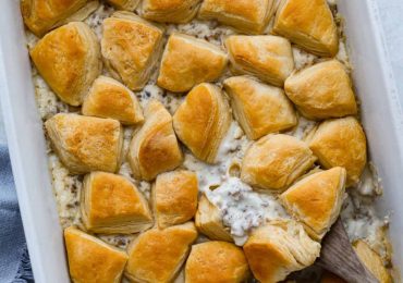 Super Easy Biscuits and Gravy Casserole