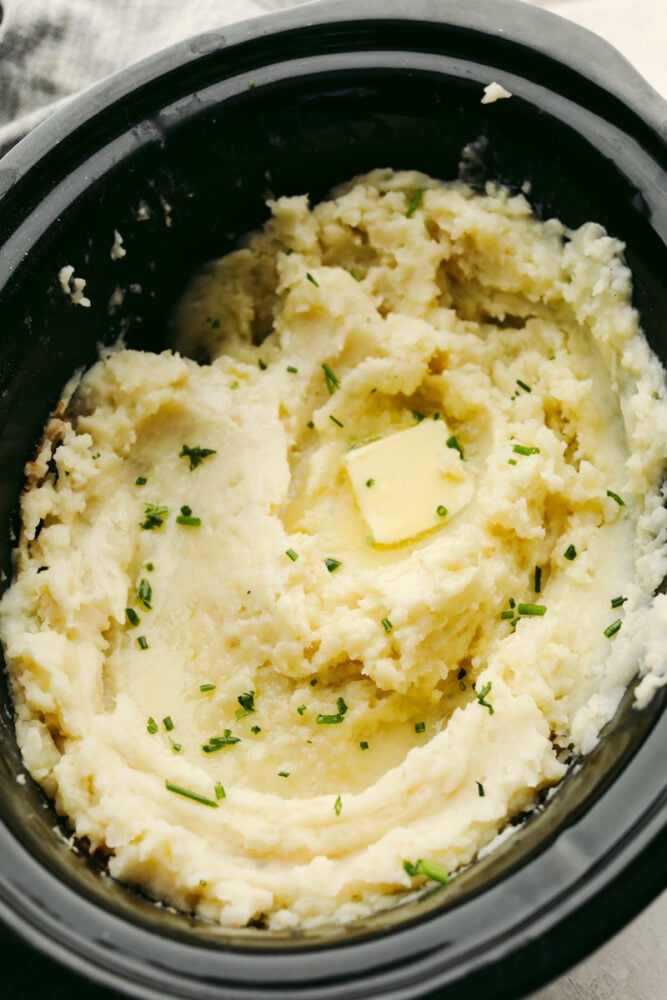 You MUST TRY these crockpot mashed potatoes! They are so creamy and delicous, plus they are super easy to make! Which makes them the perfect side for any meal. Mashed potatoes in a crockpot.